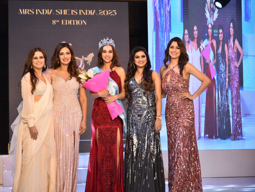 Winner Madhuri Patle with She is India Found Richa Singh and other Dignatries