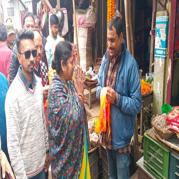 ram mandir opening pratima distributes flags among common people ...